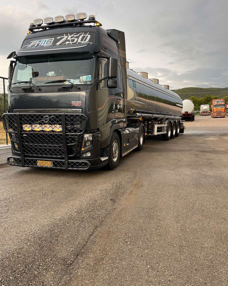 black_truck_pinakida